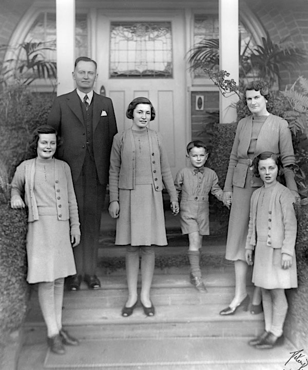 frank forde and family 1940 (600)